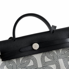Hermers' popular herbag 31cm is designed to be inspired by saddle bags. The body of the bag is made of canvas, and the inseam, shoulder straps and handle are made of leather. The appearance is very si
