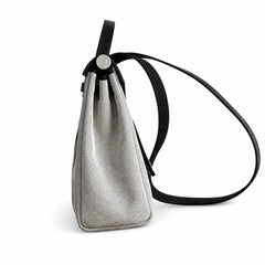 Hermers' popular herbag 31cm is designed to be inspired by saddle bags. The body of the bag is made of canvas, and the inseam, shoulder straps and handle are made of leather. The appearance is very si