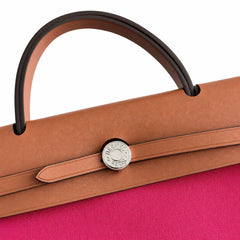 Hermers' popular herbag 31cm is designed to be inspired by saddle bags. The body of the bag is made of canvas, and the outer seams, shoulder straps and handbags are made of leather. The appearance is