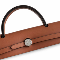 Hermers' popular herbag 31cm is designed to be inspired by saddle bags. The body of the bag is made of canvas, and the inseam, shoulder straps and handle are made of leather. The appearance is very si