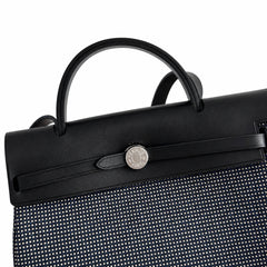Hermers' popular herbag 31cm is designed to be inspired by saddle bags. The body of the bag is made of canvas, and the inseam, shoulder straps and handle are made of leather. The appearance is very si