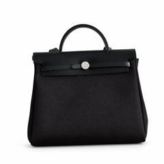 Hermers' popular herbag 31cm is designed to be inspired by saddle bags. The body of the bag is made of canvas, and the inseam, shoulder straps and handle are made of leather. The appearance is very si