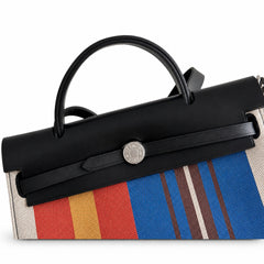 Hermers' popular herbag 31cm is designed to be inspired by saddle bags. The body of the bag is made of canvas, and the inseam, shoulder straps and handle are made of leather. The appearance is very si