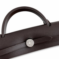 Hermers' popular herbag 31cm is designed to be inspired by saddle bags. The body of the bag is made of canvas, and the outer seams, shoulder straps and handbags are made of leather. The appearance is