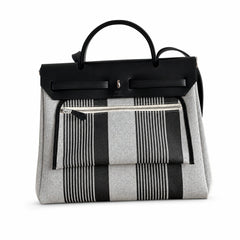 Hermers' popular herbag 31cm is designed to be inspired by saddle bags. The body of the bag is made of canvas, and the inseam, shoulder straps and handle are made of leather. The appearance is very si