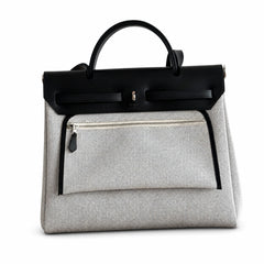 Hermers' popular herbag 31cm is designed to be inspired by saddle bags. The body of the bag is made of canvas, and the inseam, shoulder straps and handle are made of leather. The appearance is very si