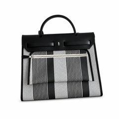 Hermers' popular herbag 31cm is designed to be inspired by saddle bags. The body of the bag is made of canvas, and the outer seams, shoulder straps and handbags are made of leather. The appearance is