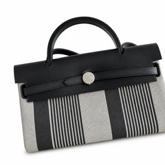 Hermers' popular herbag 31cm is designed to be inspired by saddle bags. The body of the bag is made of canvas, and the inseam, shoulder straps and handle are made of leather. The appearance is very si