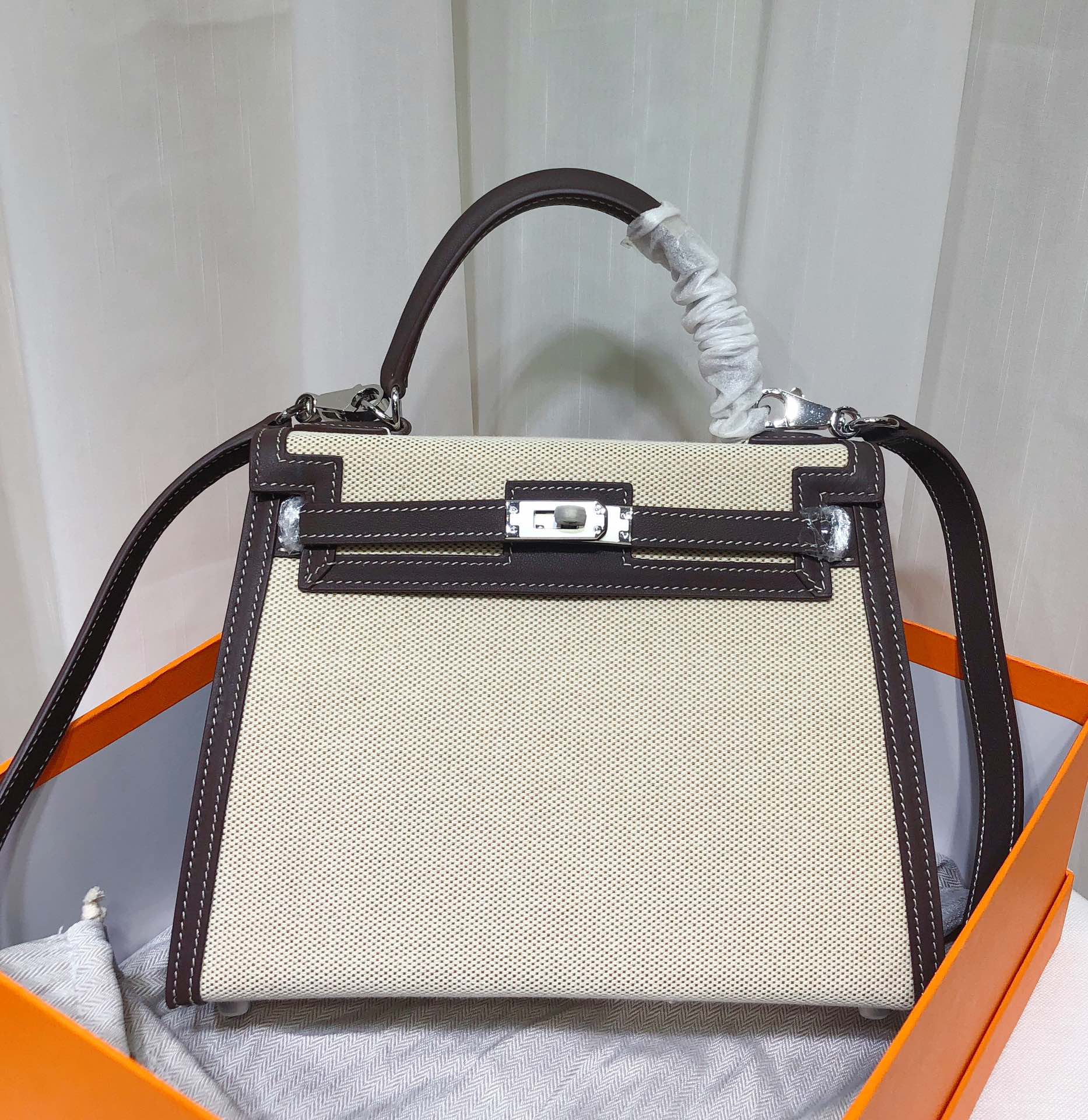 Kelly 25 Bag With Exterior Stitching Crafted Of Patchwork Canvas & Premium Swift Leather, Classic Deep Ebony Wood Shade, Unique Mixed Material Texture With Distinct Vintage Charm Dimensions: Length 25 * Width 10 * Height 18cm