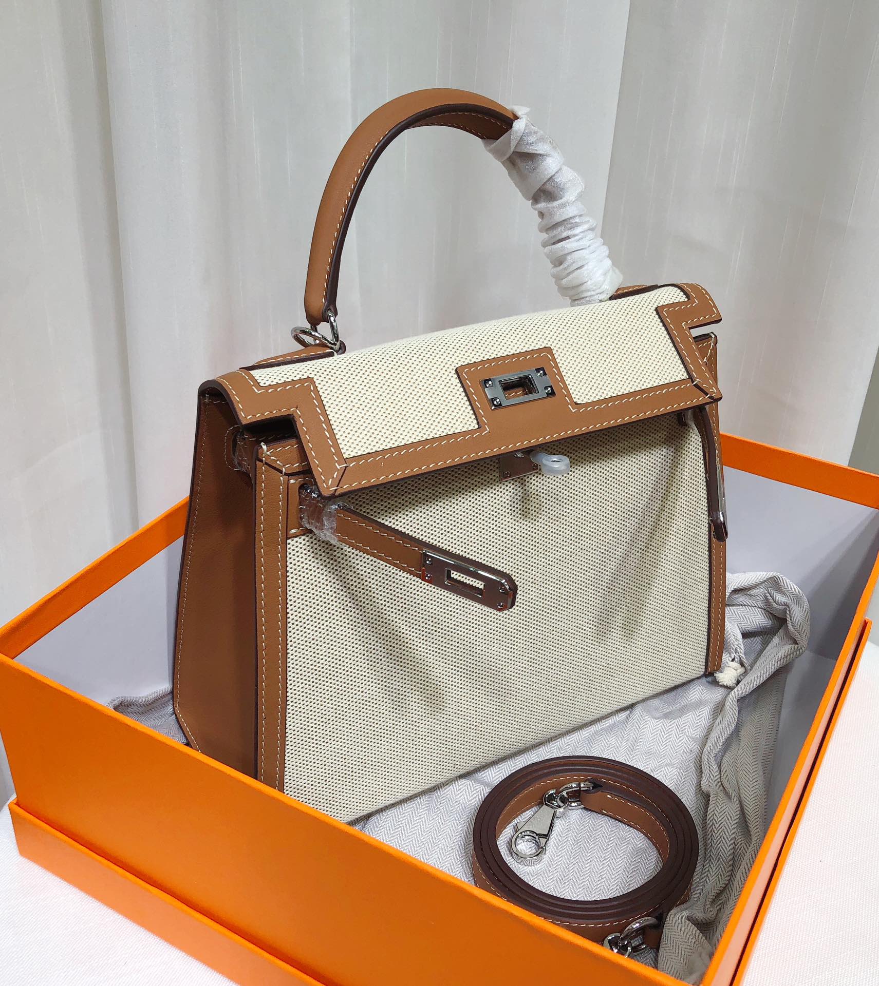 Kelly 25 Bag With Outside Stitching Constructed Of Patchwork Canvas & Premium Soft Swift Leather, Rich Warm Brown Tone Delivers Full-Bodied Vintage Luxury Texture Dimensions: Length 25 * Width 10 * Height 18cm