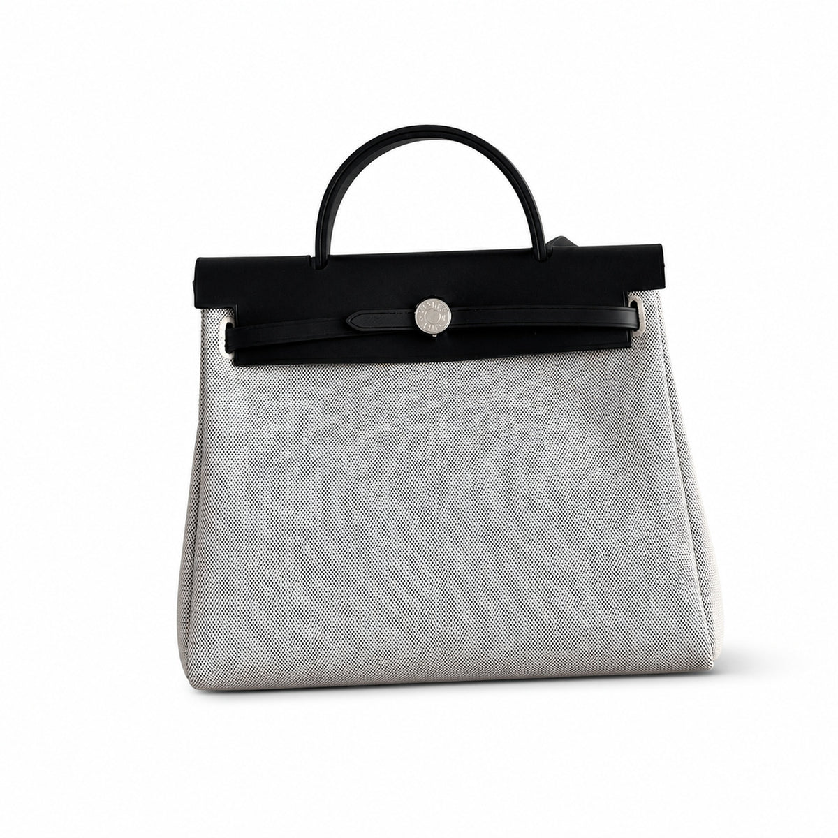 Hermers' popular herbag 31cm is designed to be inspired by saddle bags. The body of the bag is made of canvas, and the inseam, shoulder straps and handle are made of leather. The appearance is very si