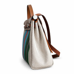 Hermers' popular herbag 31cm is designed to be inspired by saddle bags. The body of the bag is made of canvas, and the inseam, shoulder straps and handle are made of leather. The appearance is very si