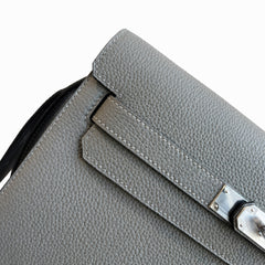 Kelly Depeches 25 clutch, Togo leather (with additional shoulder strap), can be worn cross-body, can be carried by hand or on the wrist, daily needs, seamless switch between business/leisure - central