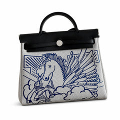 Hermers' popular herbag 31cm is designed to be inspired by saddle bags. The body of the bag is made of canvas, and the inseam, shoulder straps and handle are made of leather. The appearance is very si