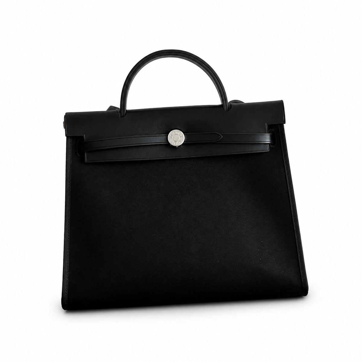 Hermers' popular herbag 31cm is designed to be inspired by saddle bags. The body of the bag is made of canvas, and the outer seams, shoulder straps and handbags are made of leather. The appearance is