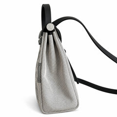 Hermers' popular herbag 31cm is designed to be inspired by saddle bags. The body of the bag is made of canvas, and the inseam, shoulder straps and handle are made of leather. The appearance is very si