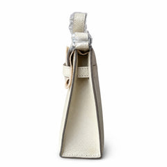 Hermès’ new armpit bag is here. A new member has been added to the Kelly family. Just looking at the online picture, I’m so excited. The first look at the real thing feels like an enlarged version of