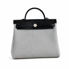 Hermers' popular herbag 31cm is designed to be inspired by saddle bags. The body of the bag is made of canvas, and the inseam, shoulder straps and handle are made of leather. The appearance is very si