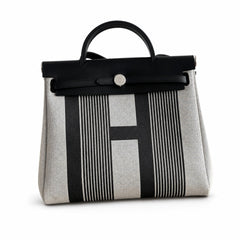 Hermers' popular herbag 31cm is designed to be inspired by saddle bags. The body of the bag is made of canvas, and the inseam, shoulder straps and handle are made of leather. The appearance is very si