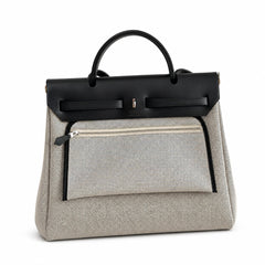 Hermers' popular herbag 31cm is designed to be inspired by saddle bags. The body of the bag is made of canvas, and the inseam, shoulder straps and handle are made of leather. The appearance is very si