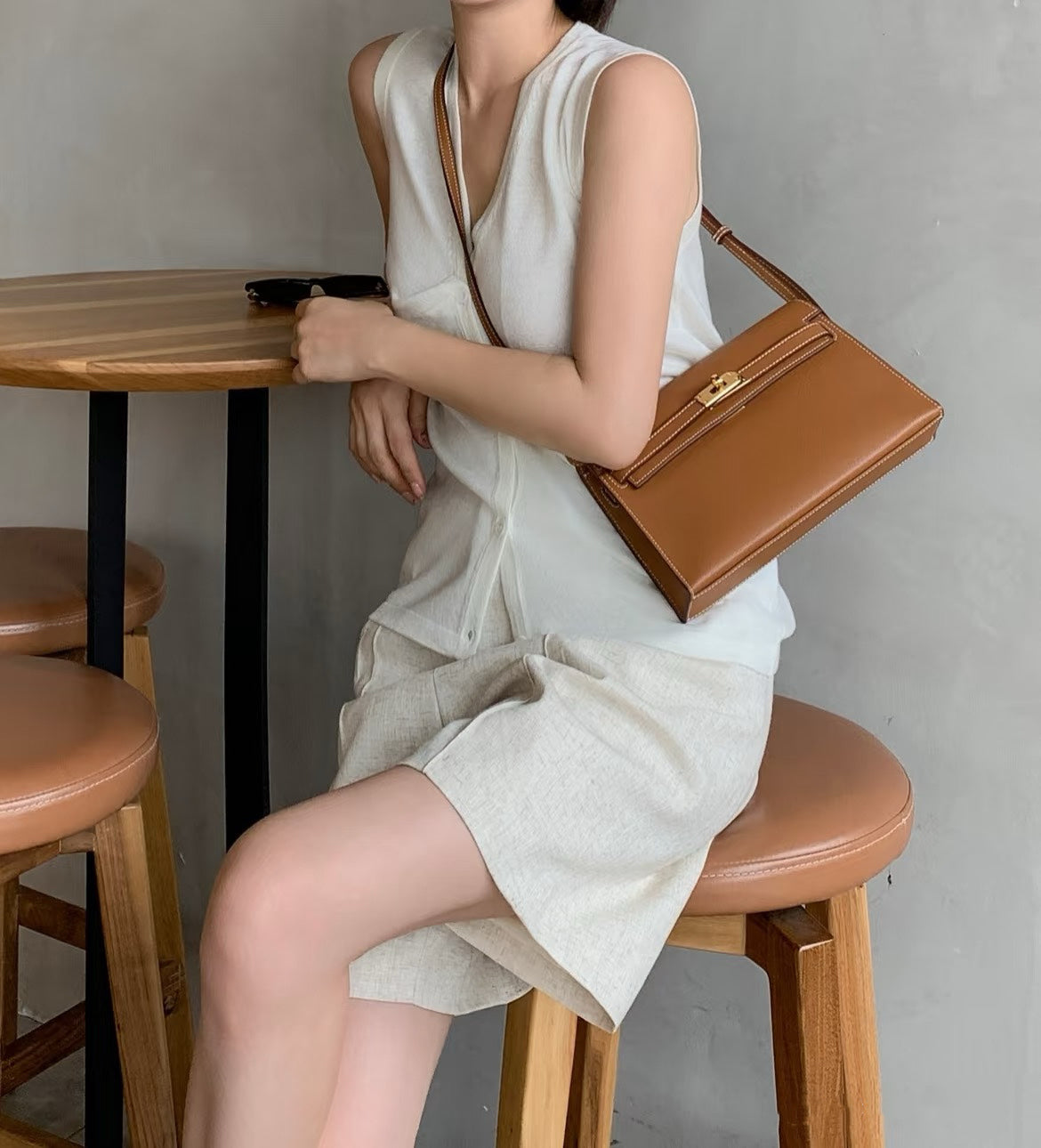 Kelly Elan 25 Top-Grain Leather Goat-Pattern Underarm Baguette Bag – Gold Buckle, Coffee Brown, 25×6.5×15cm